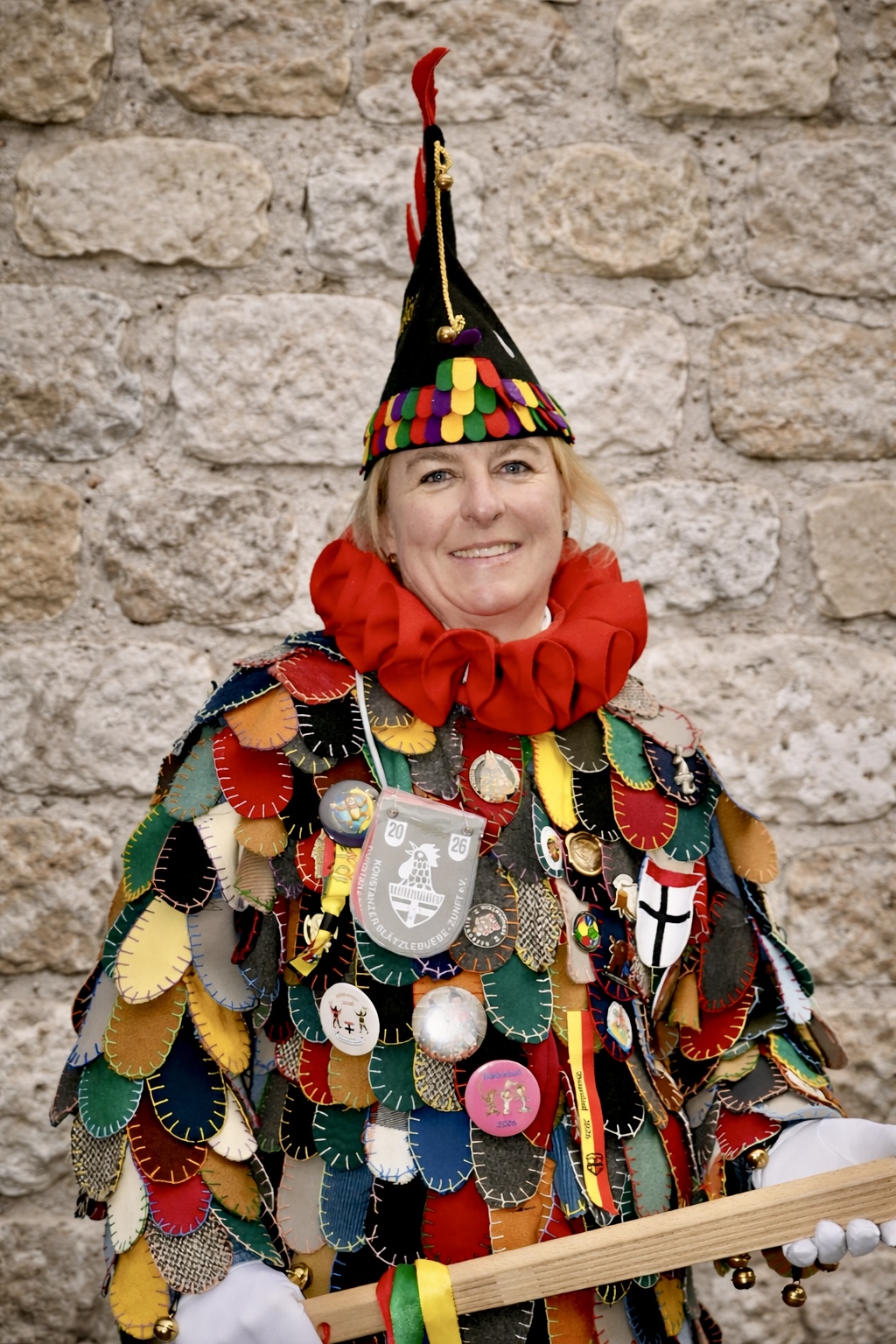 Frau im Blätz-Häs mit Pritsche in der Hand